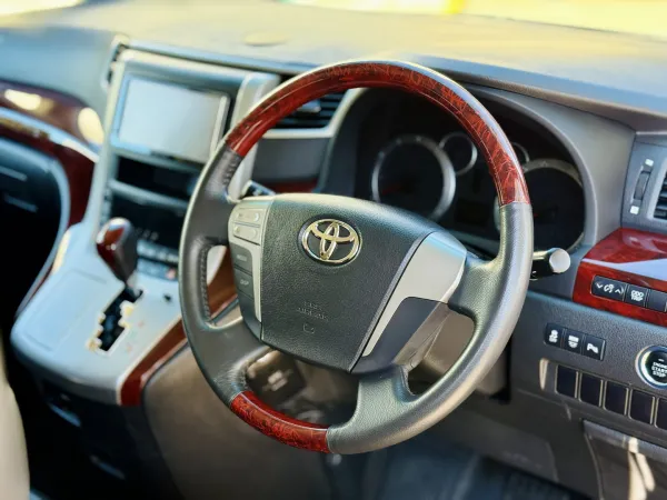 2010 Toyota Vellfire — photo