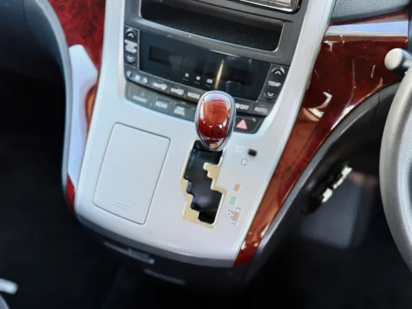2010 Toyota Vellfire — photo